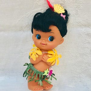 Adorable 1960s Kitschy Sun Bunnies Hula Doll, Vinyl Hawaiian Girl Doll With Her Accessories.