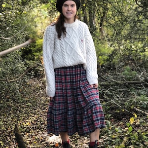 Blå och röd tartan kjol med skator