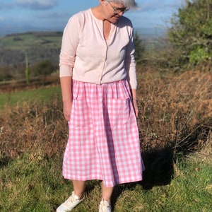 Een roze gingham rok. 100% katoen. Lente zomer afbeelding 3