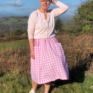 Een roze gingham rok. 100% katoen. Lente zomer afbeelding 1