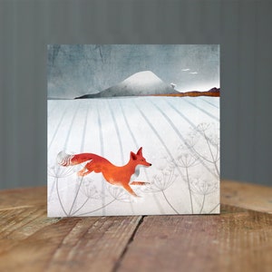 Cartão de felicitações North Berwick Law e Fox in Snow