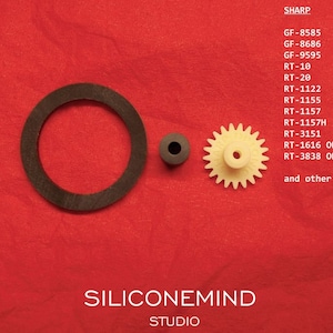 Puede incluir: Primer plano de una junta de goma negra, una arandela de goma negra y un engranaje de plástico beige. El texto "SILICONEMIND STUDIO" está impreso en blanco sobre un fondo rojo. El texto "SHARP" está impreso en negro sobre un fondo rojo. El texto "GF-8585, GF-8686, GF-9595, RT-10, RT-20, RT-1122, RT-1155, RT-1157, RT-1157H, RT-3151, RT-1616 OPTONICA, RT-3838 OPTONICA, y otros modelos..." está impreso en negro sobre un fondo rojo.