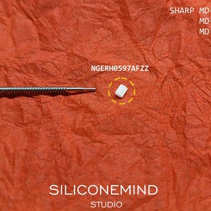 Può includere: Primo piano di una molla d'orologio argentata e di un piccolo componente rettangolare bianco su sfondo arancione. Il testo "SHARP MD-ST302 MD-ST501 MD-ST601" è visibile. È visibile anche il testo "SILICONEMIND STUDIO".