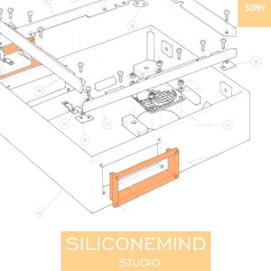 K&ouml;nnte beinhalten: Eine technische Strichzeichnung einer Baugruppe f&uuml;r das elektronische Ger&auml;t Sony TC-630 und TC-630D. Das Diagramm zeigt wei&szlig;e Umrisse auf schlichtem Hintergrund mit orange hervorgehobenen Komponenten, darunter rechteckige Rahmen und diverse Schrauben.