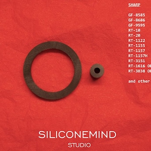 Könnte beinhalten: Zwei schwarze Gummringe, einer größer als der andere, auf einem roten Stoffhintergrund. Der Text "SILICONEMIND STUDIO" befindet sich am unteren Rand des Bildes. Der Text "SHARP" und eine Liste von Modellnummern für Sharp-Produkte befinden sich am oberen Rand des Bildes.