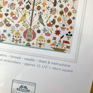 Pu&ograve; includere: Uno sfondo bianco con un motivo a punto croce colorato di un albero con uccelli, fiori e altri disegni. Il testo "Riverdrift House Needlework" e "www.riverdriftneedlework.com" &egrave; stampato sotto l'immagine. Il testo "RH-14-TOFL RR626" &egrave; stampato nell'angolo in basso a destra.