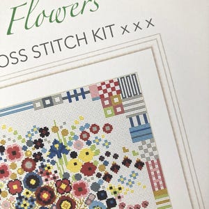 Może przedstawiać: Zestaw do haftu krzyżykowego z kolorowym wzorem kwiatowym i tekstem "Flowers Cross Stitch Kit xxx".