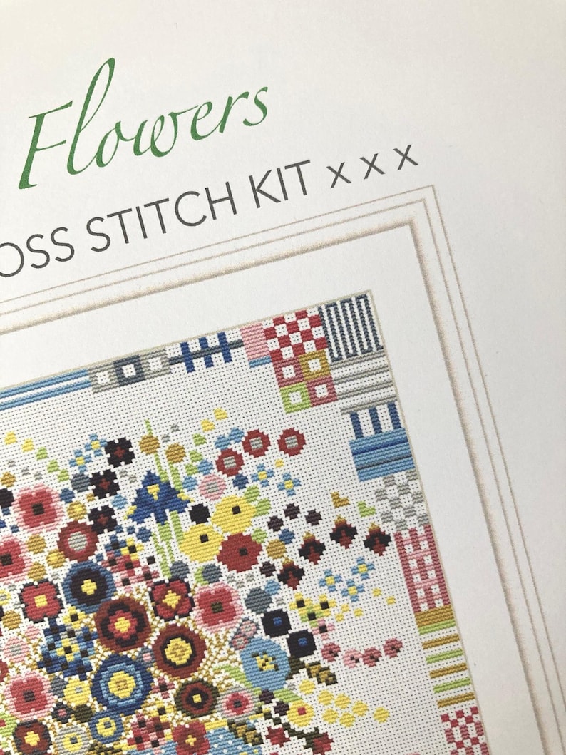Może przedstawiać: Zestaw do haftu krzyżykowego z kolorowym wzorem kwiatowym i tekstem "Flowers Cross Stitch Kit xxx".