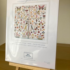 Pu&ograve; includere: Un kit di punto croce contato che presenta un albero di fiori colorato con farfalle, uccelli e altri motivi floreali. Il kit include tessuto a 14 fili, filo, ago, grafico e istruzioni. Il ricamo finito sar&agrave; di circa 40 cm quadrati.