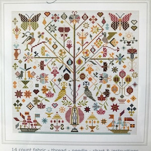 Pu&ograve; includere: Un kit di punto croce contato che presenta un albero di fiori colorato con farfalle, uccelli e navi. Il kit include tessuto da 14 punti, filo, ago, grafico e istruzioni. Il ricamo finito sar&agrave; di circa 15 1/2 pollici o 40 centimetri quadrati.
