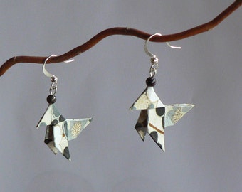 Pendientes Origami papel japonés gris guisados.
