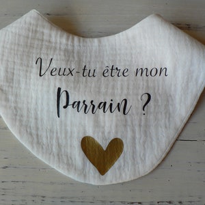 May include: White muslin bib with black text that reads "Veux-tu &ecirc;tre mon Parrain?" and a gold heart.