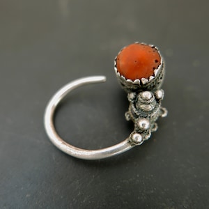 Alter Kabyle Ohrring, Silber und mediterrane Koralle, einzelner Ohrring, algerischer Berber, Vintage Tribal Schmuck
