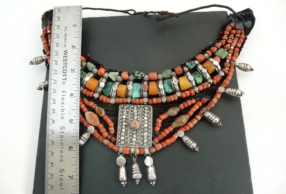 Collier En Corail Composé De 13 Rangs De Perles - Vintage Et Porté