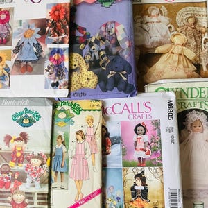 Puede incluir: Una colección de patrones de costura vintage para manualidades, incluyendo diseños de muñecas y colchas. Los patrones presentan ilustraciones coloridas de muñecas, animales de peluche y ropa infantil. Marcas: Simplicity, Butterick, McCall's, entre otras.