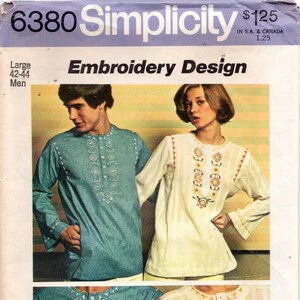 Puede incluir: Un sobre de patrón de costura Simplicity 6380 para un diseño de bordado con dos camisas de manga larga. Una camisa es azul con bordado blanco y la otra es blanca con bordado floral multicolor. El texto en el sobre dice 6380 Simplicity.