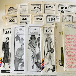Może przedstawiać: Kolekcja starych wykrojów krawieckich marki Stretch & Sew. Wzory zawierają ilustracje projektów odzieży, w tym kurtek, sukienek i odzieży sportowej. Wzory są w różnych rozmiarach i stylach, niektóre z tekstem i numerami.