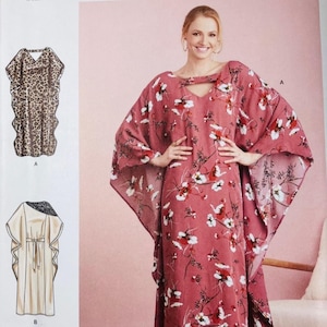 Puede incluir: Un sobre de patrón de costura que muestra un vestido caftán largo hasta el suelo en tela rosa polvoriento con un estampado floral blanco y rojo. El diseño incluye mangas anchas y fluidas y un escote con abertura. Se muestran dos ilustraciones.