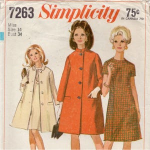 Op de afbeelding: Een vintage Simplicity naaipatroon envelop 7263 voor maat 14, buste 34. De illustratie toont drie outfits: een crèmekleurige jas, een feloranje jas met knopen en een jurk met korte mouwen en een groen en oranje ruitpatroon.