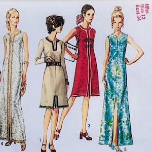 Op de afbeelding: Een naaipatroonillustratie met vier mouwloze en lange mouwen jurken in verschillende lengtes, kleuren en patronen. De ontwerpen omvatten een lichtblauwe, vloerlange bloemenjurk, een beige jurk met zwarte rand, een rode jurk en een blauwe bloemenjurk.