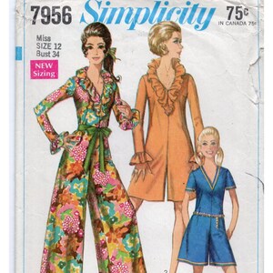 以下が含まれることがあります： Simplicity型紙7956、サイズ12、バスト34。封筒には3つの衣装のイラストが描かれています。緑のサッシュ付き花柄ジャンプスーツ、フリル襟の無地のオレンジ色の長袖ドレス、そして無地の青い半袖ロンパースです。