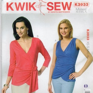 Könnte beinhalten: Kwik Sew Schnittmuster K3933 für Damenoberteile in den Größen XS-XL. Das Schnittmuster zeigt zwei Wickeloberteile: eines in Koralle mit Dreiviertelärmeln und Blumenakzenten sowie ein ärmelloses blaues Top mit seitlicher Raffung.