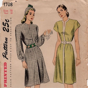 Puede incluir: Un sobre de patrón de costura vintage etiquetado 1708, talla 18, busto 36 y 25c. Presenta ilustraciones de dos vestidos: uno de manga larga con un patrón de cuadrícula en blanco y negro con cinturón verde, y otro en verde claro liso con cinturón blanco.