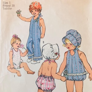 Pode incluir: Uma ilustração de molde de costura para roupa de criança pequena, incluindo um macacão azul às riscas com detalhes florais, um babygrow branco com pintas cor-de-rosa, um gorro a condizer e calções aos quadrados. Texto: Size 1 Breast 20 Toddler.