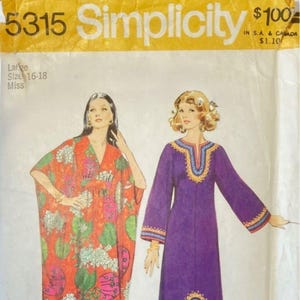 Puede incluir: Un sobre de patrón de costura vintage Simplicity 5315 para talla 16-18. La ilustración muestra dos prendas: un caftán naranja con estampado floral verde y blanco y un vestido morado de manga larga con ribete decorativo en el cuello y los puños.