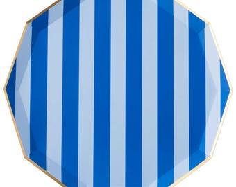Puede incluir: Un plato de papel octogonal con rayas verticales alternas en azul claro y azul oscuro. El plato tiene un borde dorado. Adecuado para servir comida en una fiesta o evento.