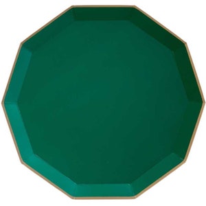 May include: A green octagonal paper plate with a natural brown rim. The plate has a solid green center and is designed for serving food. This disposable plate is suitable for parties and events.