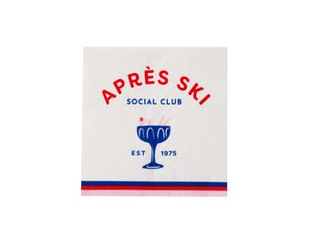 Puede incluir: Servilleta cuadrada blanca con las palabras "APRÈS SKI SOCIAL CLUB" en rojo y un gráfico de copa de cóctel azul. El texto "EST 1975" está debajo del vaso. Una franja roja, blanca y azul en la parte inferior.