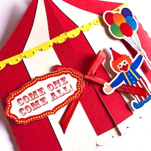 Puede incluir: Una invitaci&oacute;n de circo en forma de carpa roja y blanca con un borde festoneado amarillo. Una cinta roja est&aacute; atada alrededor de la carpa con un cartel blanco que dice "&iexcl;Venid todos!" Un payaso con el pelo rojo y una camisa a rayas azul y blanca sostiene un ramo de globos de colores.