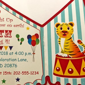 Puede incluir: Una invitaci&oacute;n de cumplea&ntilde;os de tem&aacute;tica circense colorida para un ni&ntilde;o que cumple cuatro a&ntilde;os. La invitaci&oacute;n presenta un tigre de dibujos animados sentado en la parte superior de una carpa de circo roja y amarilla. El texto de la invitaci&oacute;n dice "Step Right Up, Greatest Show on Earth! [Name] Turning 4!"