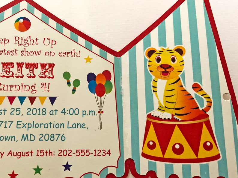 Puede incluir: Una invitaci&oacute;n de cumplea&ntilde;os de tem&aacute;tica circense colorida para un ni&ntilde;o que cumple cuatro a&ntilde;os. La invitaci&oacute;n presenta un tigre de dibujos animados sentado en la parte superior de una carpa de circo roja y amarilla. El texto de la invitaci&oacute;n dice "Step Right Up, Greatest Show on Earth! [Name] Turning 4!"