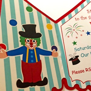 Puede incluir: Una invitaci&oacute;n colorida para una fiesta de cumplea&ntilde;os con tem&aacute;tica de circo. La invitaci&oacute;n presenta a un payaso haciendo malabares con pelotas, una carpa a rayas rojas y blancas y el texto "Step Right Up to the Greatest Show".