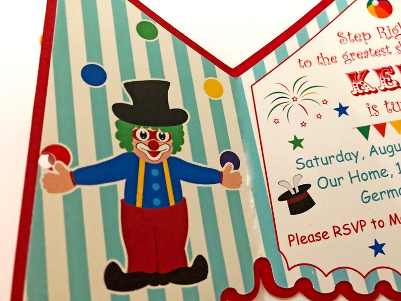 Puede incluir: Una invitaci&oacute;n colorida para una fiesta de cumplea&ntilde;os con tem&aacute;tica de circo. La invitaci&oacute;n presenta a un payaso haciendo malabares con pelotas, una carpa a rayas rojas y blancas y el texto "Step Right Up to the Greatest Show".