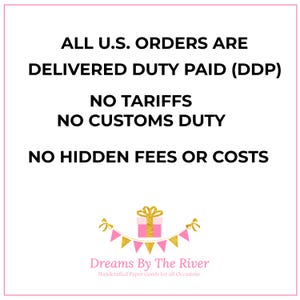 Könnte beinhalten: Weißer Hintergrund mit Text: ALL U.S. ORDERS ARE DELIVERED DUTY PAID (DDP), NO TARIFFS, NO CUSTOMS DUTY, NO HIDDEN FEES OR COSTS. Eine rosa Geschenkbox mit goldener Schleife und ein goldenes Banner mit rosa Dreiecken unten. Der Text "Dreams By The River" steht darunter.