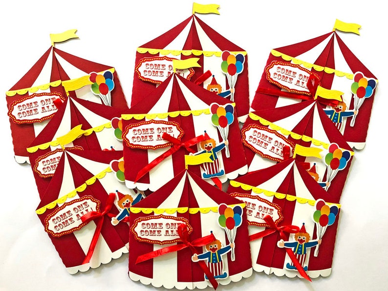 Puede incluir: Un conjunto de diez invitaciones en forma de carpa de circo roja y blanca con ribetes amarillos. Cada invitaci&oacute;n presenta un payaso con un traje rojo y blanco y un sombrero amarillo. Las invitaciones dicen "Come One Come All" en una pancarta roja y blanca.
