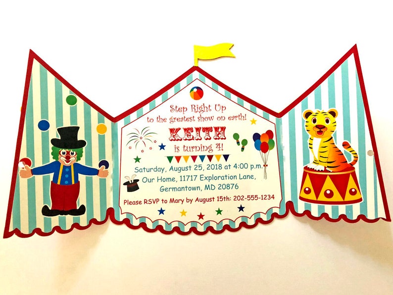 Puede incluir: Una invitaci&oacute;n de cumplea&ntilde;os con tem&aacute;tica de circo colorida con una carpa a rayas rojas y blancas, un payaso haciendo malabares con pelotas, un tigre sentado en un pedestal rojo y amarillo, y el texto "Step Right Up to the greatest show on earth! Keith is turning 4!"