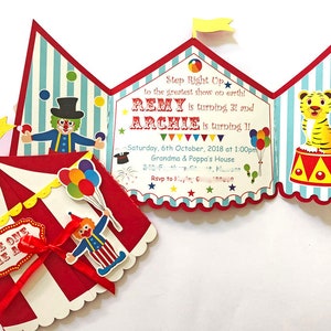 Puede incluir: Una invitaci&oacute;n colorida con tem&aacute;tica de circo para una fiesta de cumplea&ntilde;os. La invitaci&oacute;n presenta una carpa a rayas rojas y blancas con una pancarta roja y amarilla que dice "Come One Come All". Hay dos payasos, un tigre y una carpa a rayas rojas y amarillas.