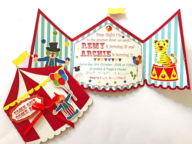 Puede incluir: Una invitaci&oacute;n colorida con tem&aacute;tica de circo para una fiesta de cumplea&ntilde;os. La invitaci&oacute;n presenta una carpa a rayas rojas y blancas con una pancarta roja y amarilla que dice "Come One Come All". Hay dos payasos, un tigre y una carpa a rayas rojas y amarillas.