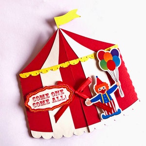 Puede incluir: Invitaci&oacute;n de circo en forma de carpa roja y blanca con una bandera amarilla en la parte superior. La carpa tiene un borde festoneado y un cartel que dice "&iexcl;Venid todos!" Un payaso con el pelo rojo y un traje azul y rojo sostiene un ramo de globos de colores.