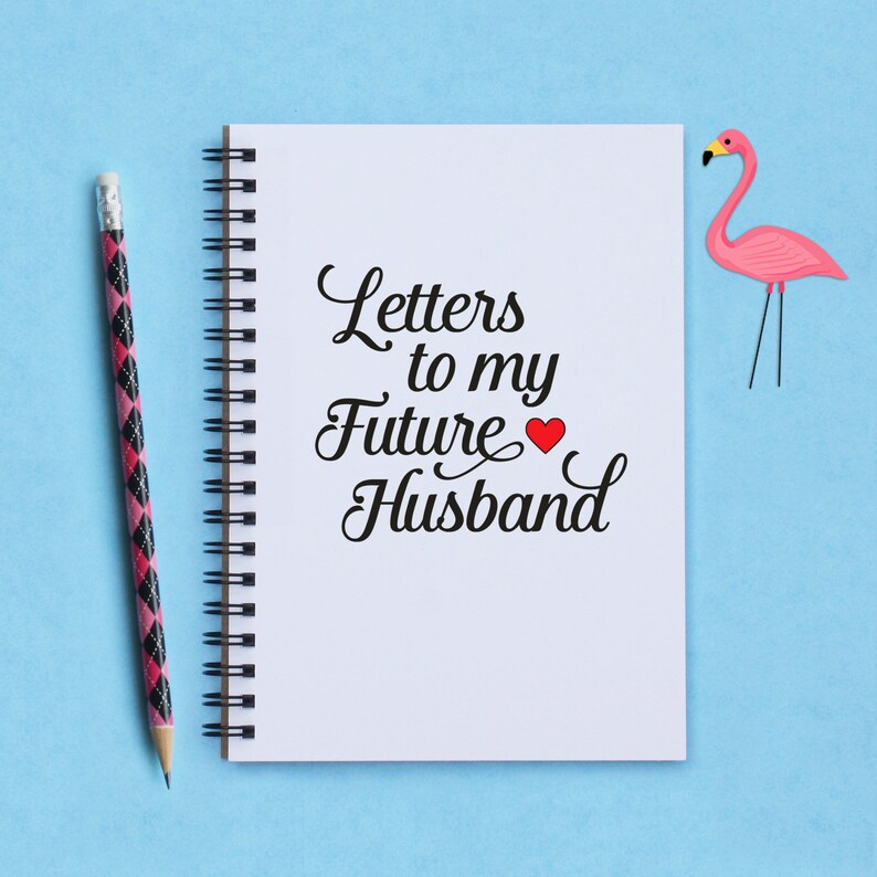 Puede incluir: Una libreta blanca con una encuadernaci&oacute;n en espiral negra. La libreta tiene el texto "Letters to my Future Husband" escrito en la portada en letra cursiva negra con un s&iacute;mbolo de coraz&oacute;n rojo.