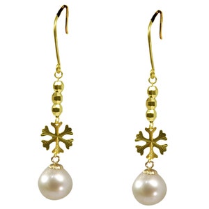 Dazzling 18K Yellow Gold and Pearl Dangle Earrings