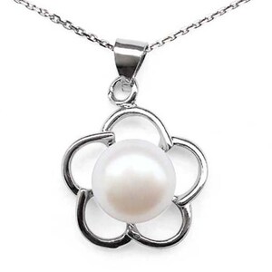 8-9mm Pearl Pendant in Flower Design 16in Silver Chain