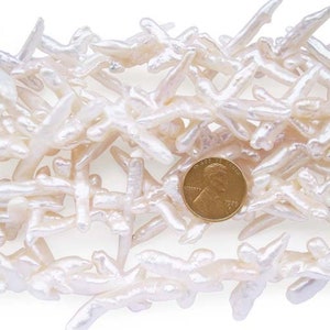 Perles fines blanches en croix, percées au centre en diagonale