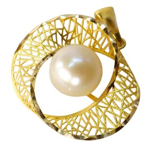 Beautiful 18K Yellow Gold Circle of Ribbon Design Pearl Pendant