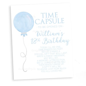 Puede incluir: Un globo azul claro con una cuerda blanca sobre un fondo blanco. El texto "Time Capsule - To Be Opened On - William's 18th Birthday" está escrito debajo del globo. El texto debajo del cumpleaños dice: "Hoy cumplo un año, el tiempo pasa tan rápido! ¡Así que hagamos un regalo especial que dure. Escribe un mensaje dulce, cualquiera servirá. Un recuerdo, una predicción, te dejamos a ti la decisión. Luego, cuando crezca, será un regalo para saber cuánto me quisiste!"