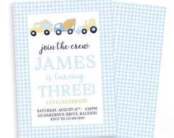 Puede incluir: Dos invitaciones con un borde de patrón de cuadros vichy azul y blanco. La invitación presenta una ilustración de acuarela de vehículos de construcción y el texto "join the crew JAMES is turning THREE!" con detalles del evento.